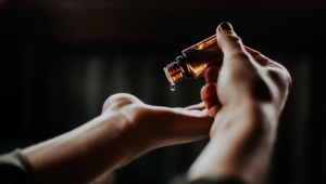 olejek stosowany podczas zabiegów relaksacyjnych